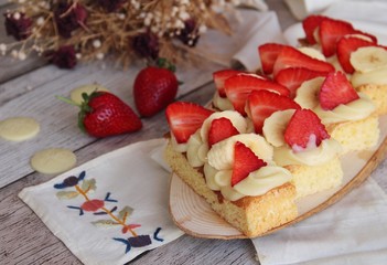 strawberry slice cake with cream