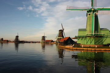 Fototapeta na wymiar Zaanse Schans and its typical Dutch mills