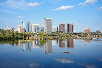 Richmond Virginia skyline reflecting in the James river - obrazy, fototapety, plakaty