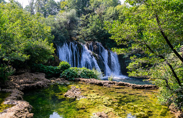 Fototapeta premium Der wunderschöne Wasserfall von Martin Brod in Bosnien und Herzegowina