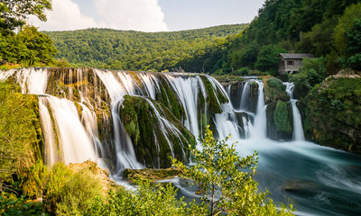 Fototapeta na wymiar Der wunderschöne Wasserfall von Strbacki Buk in Bosnien und Herzegowina