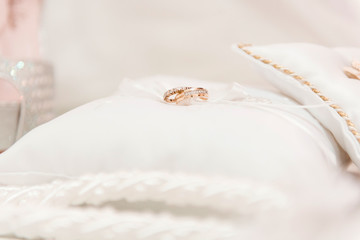 Obraz na płótnie Canvas Wedding rings on a white pillow