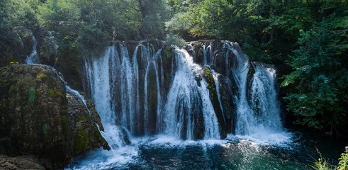 Der wunderschöne Wasserfall von Martin Brod in Bosnien und Herzegowina