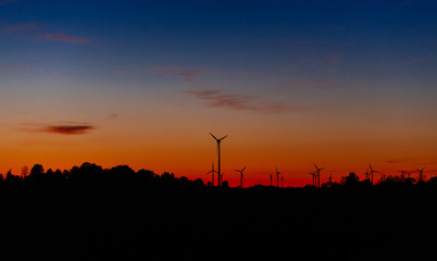 Windgeneator und Sonnenuntergang 3