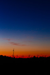 Windgeneator und Sonnenuntergang 4