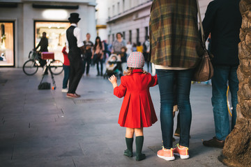 niña con abrigo rojo en la calle