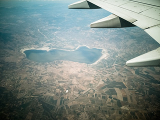 Obraz premium airplane wing over the lake