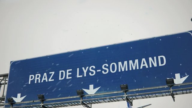 Airplane Landing Praz de Lys-Sommand in Christmas