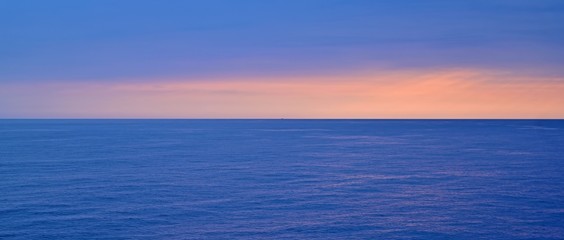 船上から見た夕焼けの情景