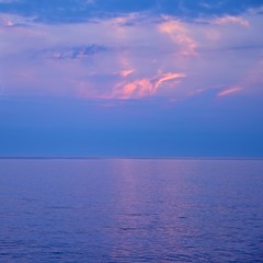 船上から見た夕焼けの情景