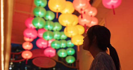 Fototapeta na wymiar Woman look at the chinese lantern at night