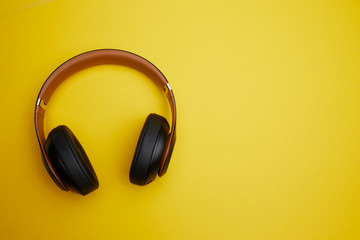 bluetooth kopfhörer auf gelbem hintergrund - bluetooth headset on yellow background