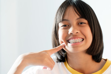 Obraz na płótnie Canvas Girl with dental braces smiling and happy