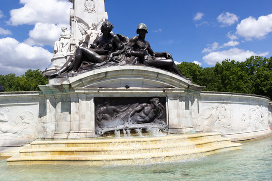 london queen victoria memorial at buckingham palace fountain