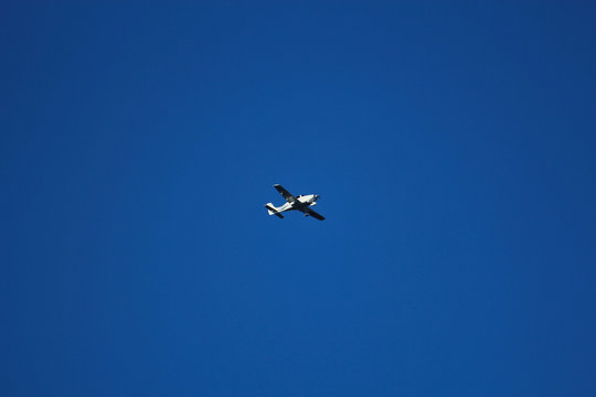 Ein kleines Flugzeug Cessna Kleinflugzeug fliegt vor blauem Himmel