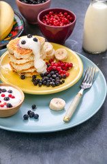 Cottage cheese pancakes with fruits and berries