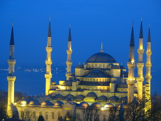 Fototapeta na wymiar blue mosque in blue hour