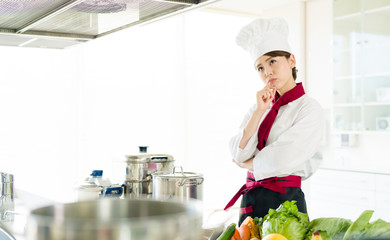 悩む女性調理師