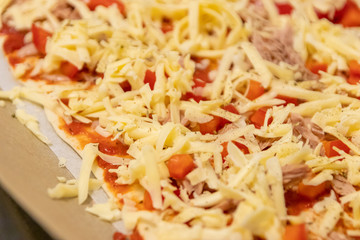 Leckere italienische Pizza schmeckt selbstgemacht und frisch aus dem Ofen mit Thunfisch und Paprika mit Käse überbacken wie Italien zu Hause beim Abendessen