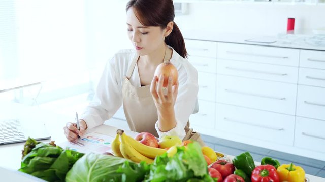 食材をチェックする女性