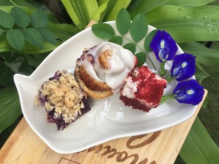 Red velvet cake and cinnamon roll cake and Blue berry crumble cake