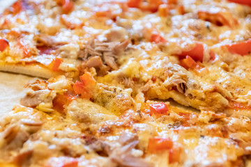Leckere italienische Pizza schmeckt selbstgemacht und frisch aus dem Ofen mit Thunfisch und Paprika...