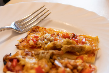 Leckere italienische Pizza schmeckt selbstgemacht und frisch aus dem Ofen mit Thunfisch und Paprika mit Käse überbacken wie Italien zu Hause beim Abendessen
