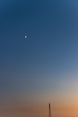 鉄塔と月と夕暮れ