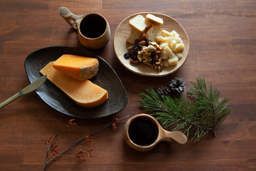 ペアのククサがあるナチュラルチーズのテーブルセッティング