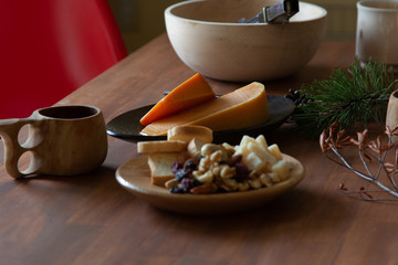 ククさのある食卓風景。赤い椅子。