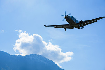 Fototapeta na wymiar Flugzeug im Landeanflug, Nidwalden, Schweiz