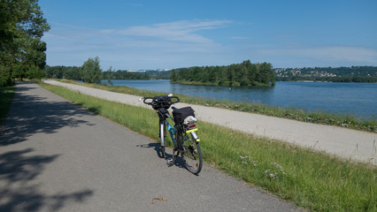 Obraz premium Cyclotourisme sur la ViaRhona, le parc de Miribel-Jonage.