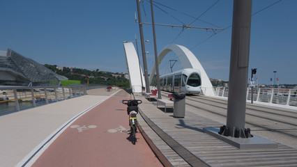 Fototapeta na wymiar Cyclotourisme sur la ViaRhona, Lyon sur le pont Raymond Barre.