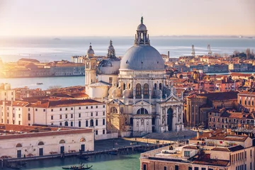  Luchtfoto van het Canal Grande en de basiliek Santa Maria della Salute, Venetië, Italië. Venetië is een populaire toeristische bestemming van Europa. Venetië, Italië. © daliu