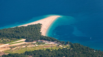 Cercles muraux Plage de la Corne d'Or, Brac, Croatie Zlatni Rat (Golden Cape ou Golden Horn) célèbre plage turquoise de la ville de Bol sur l& 39 île de Brac, Dalmatie, Croatie. Plage de sable de Zlatni Rat à Bol sur l& 39 île de Brac en Croatie en été.