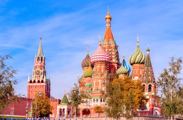 Zelfklevend Fotobehang Moskou Spasskaya-toren, het Kremlin van Moskou en de Sint-Basiliuskathedraal. Architectuur en bezienswaardigheden van Moskou.