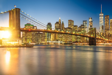 Obraz na płótnie Canvas a magnificent view of the lower Manhattan and Brooklyn Bridge with sunset, New York City