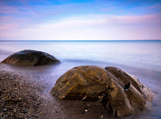 Steine an der Ostseeküste in Dänemark