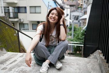 カジュアルに笑う女性