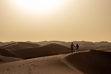 Fototapeta na wymiar Couple in Desert