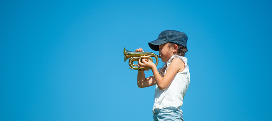 青空の下でトランペットを演奏する女の子 © hakase420