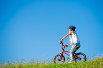 草原で自転車に乗る女の子