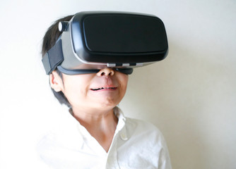 VRゴーグルをつけた男の子