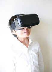 VRゴーグルをつけた男の子