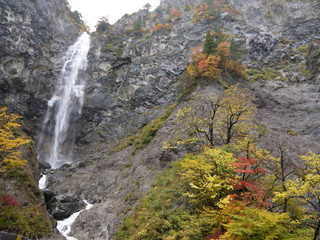 Naklejka na ściany i meble 日本の滝、秋、紅葉