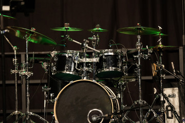 Schlagzeug auf der Bühne 