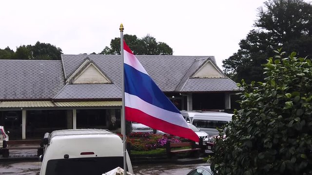 Ralenti le drapeau tha&iuml;landais qui flotte au vent
