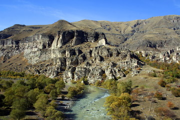 Tal der Kura nahe der Höhlenstadt Wardsia im Kleinen Kaukasus (Georgien)