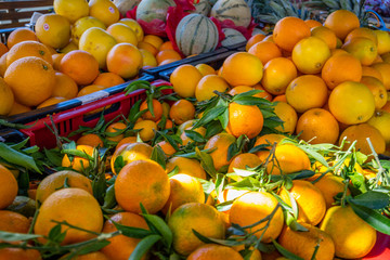 mercado naranjas con hojas