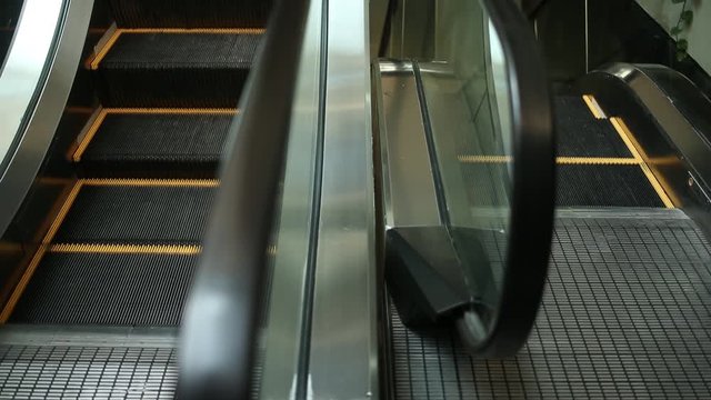 Escalator two sides in motion, reversible and loopable